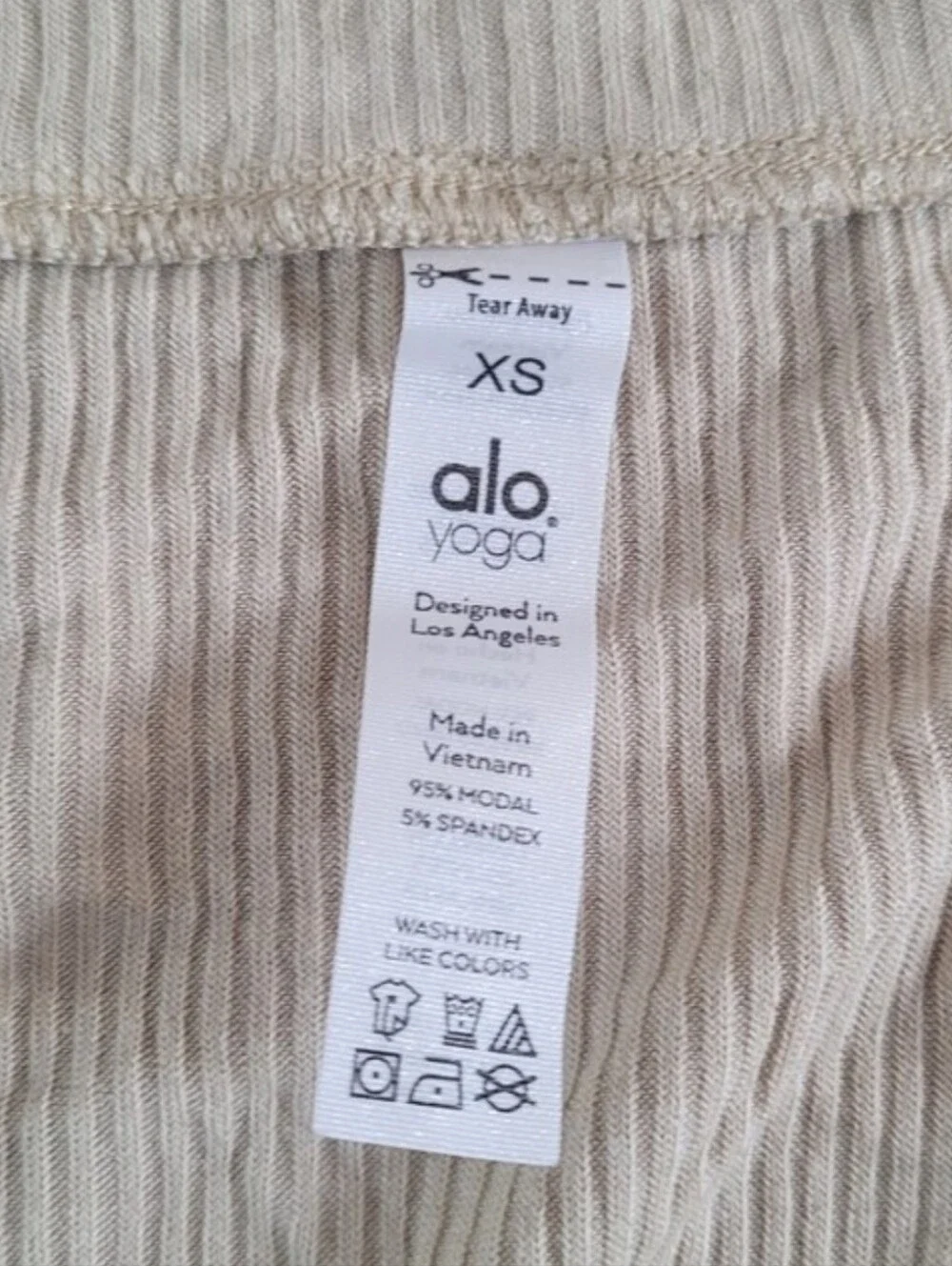 ALO YOGA RIBBED CINCH CROPPED LONG SLEEVE TOP IN CALIFORNIA SAND